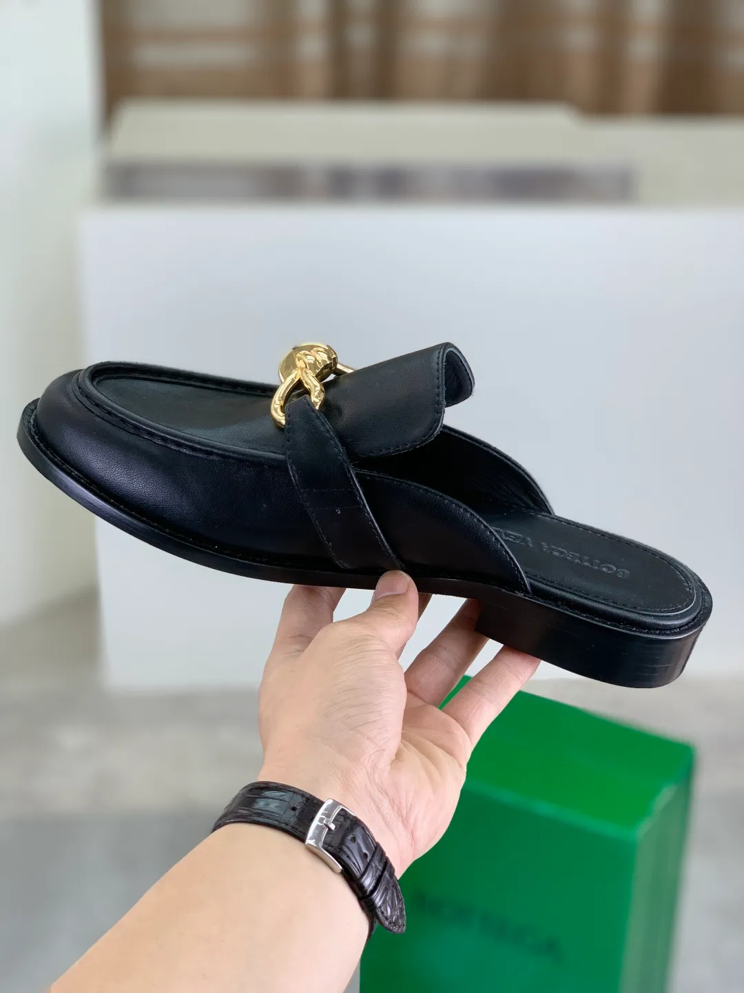 Men's shoes 💰P800 [New model] (genuine leather outsole) water-dyed cow lining 💰High-quality business couple half-slip leather shoes 💎💎💎 BOTTEGA VENETA official website synchronizes the latest top version of BV in the market, accepts material comparison, shoe type comparison, process comparison, practical and textured, versatile and suitable for any occasion, the more you look at it, the more flavorful it becomes. Purely hand-knitted craftsmanship - Upper material, calfskin imported from Italy 🇮🇹 - High-quality water-dyed cowhide lining - Original private model customized leather outsole -Size: Female 35-39 (40 ordered) Male 39-44 (38 45 can be customized) Color: Multiple colors available
